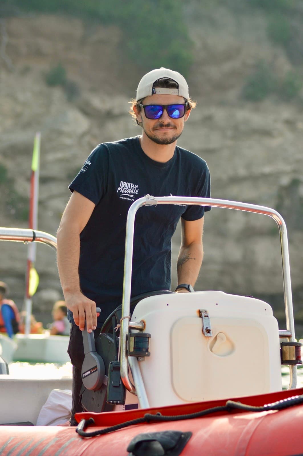 Thibault Guerry, moniteur de voile, au poste de pilotage d’un semi-rigide